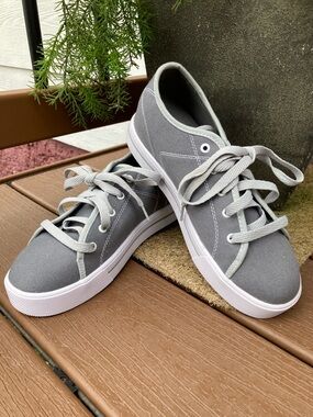 Heelys Size 7 Pro 20 gray canvas low top skate shoes